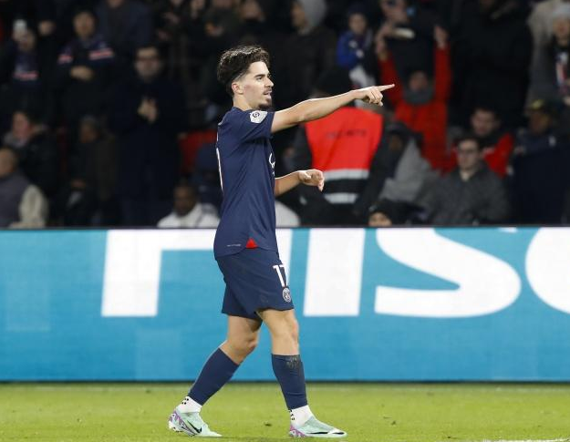 老詹在采访 老詹在采访